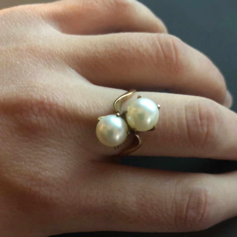 Elegant 18 Karat Gold 2 Cultured Pearls Ring